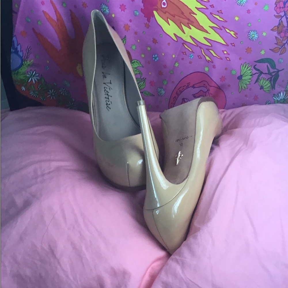 Pour la victoire “nude” heels
